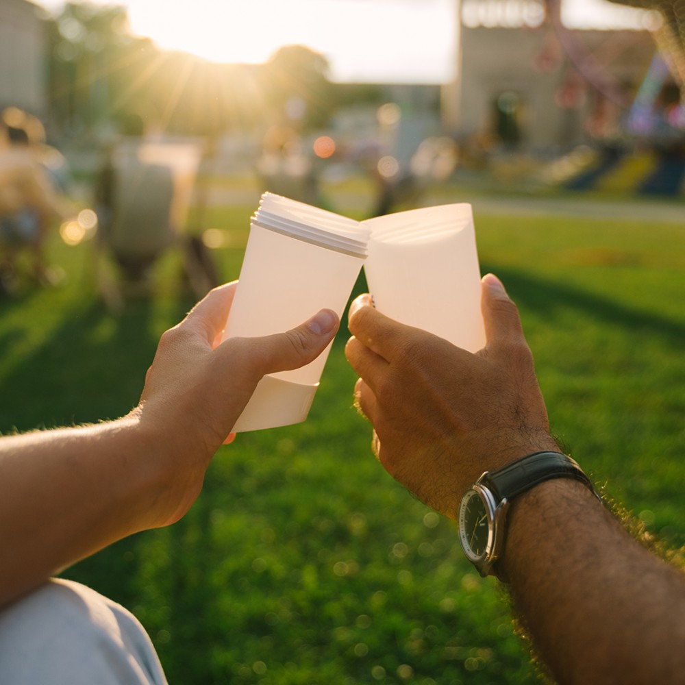 Bouteille BE O avec deux gobelets qui trinquent