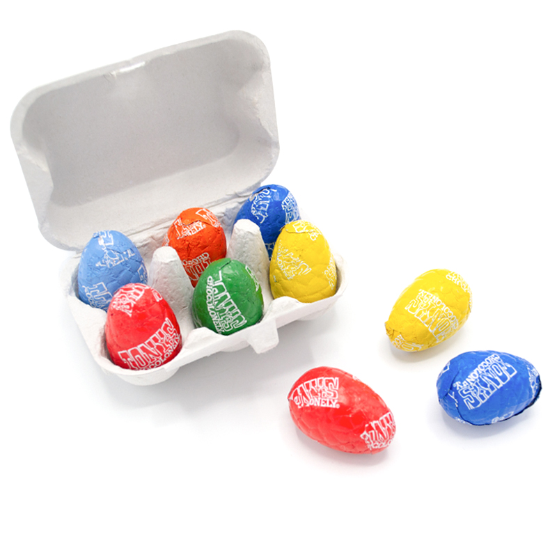 Boîte d'œufs avec œufs de Pâques